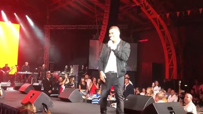 عمرو دياب في روسيا: «عاوزين نكسب عشان نخلص من مجدي عبد الغني» (فيديو)