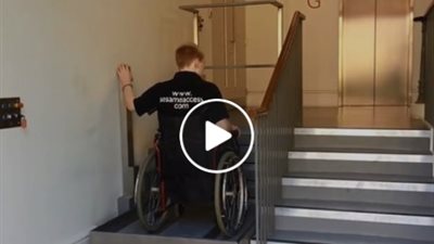 سلم يتحول إلى مصعد لمساعدة المقعدين (فيديو)