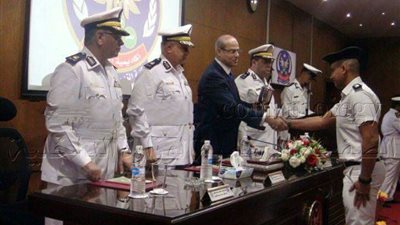 أكاديمية الشرطة تكرم الضباط المتفوقين في الرماية