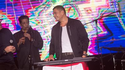 تفاصيل حفل الهضبة في روسيا لدعم المنتخب (صور)