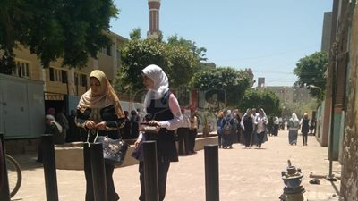 قلق بين الطالبات ومراجعات وسجائر للطلاب قبل بدء الامتحان بأسيوط (صور)