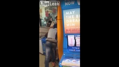 رد فعل المارة تجاه عامل يعتدي على لص بشكل مروع (فيديو)