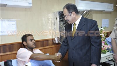 بالصور.. وزير الداخلية يزور مصابي الجيش ويؤكد: أبطال القوات المسلحة والشرطة درع مصر وحصنها المنيع ضد كافة المخاطر.. ويحيي قوات الشيخ زويد ورجال الأمن المركزي