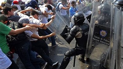 اشتباكات بين محتجين والشرطة في فنزويلا