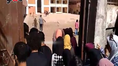 تأخر دخول الطلاب إلى اللجان بشبرا الخيمة بسبب إجراءات التفتيش (فيديو وصور)