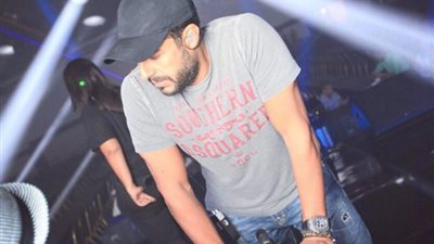 محمد حماقي يشرف على التجهيزات النهائية لحفل الغردقة