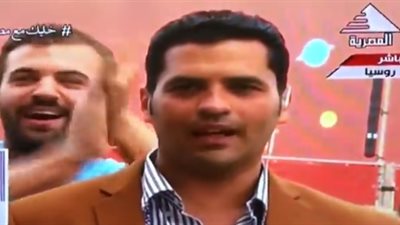 بعد واقعة القبلة.. مذيع ماسبيرو يتعرض لموقف جديد من مشجعة روسية