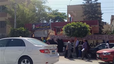 قلق وتوتر أولياء الأمور أمام لجان الثانوية بالدقهلية (صور)