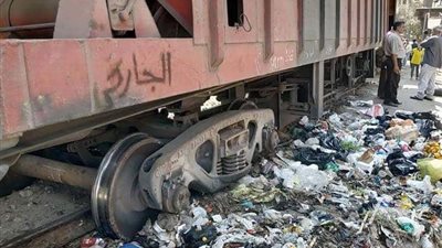 تفاصيل خروج عربة قطار بضائع عن القضبان في إمبابة.. شهود عيان: سمعنا صوت ارتطام عاليا والقمامة السبب.. مدير أمن الجيزة يأمر بتحريات موسعة.. والسكة الحديد: سقوط عجلة من «بوجي» دون وفيات أو إصا