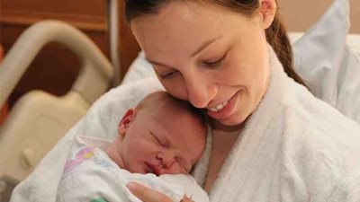 أطباء يدرسون إصدار توجيهات للحوامل حول مزايا ومخاطر الولادة الطبيعية