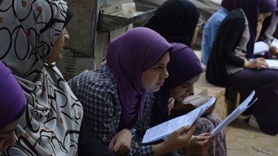 عودة ماراثون الثانوية العامة بعد إجازة العيد.. تشديد الرقابة على 20 لجنة.. التعليم تحذر أولياء الأمور من «نصب» صفحات الغش الإلكتروني.. وتنصح الطلاب بالابتعاد عن الإحباط