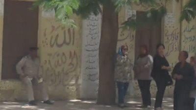 قلق وتوتر أولياء الأمور أمام اللجان ببني سويف (فيديو)