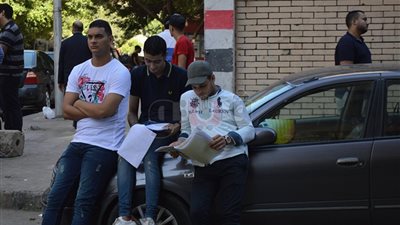 أبرز مشاهد امتحاني الفيزياء والتاريخ للثانوية العامة.. التوتر والقلق يسيطران على الطلاب.. تأخر لجان عمار بن ياسر في شبرا الخيمة.. إعداد مذكرات برشام في أسيوط.. وتسريب امتحان التاريخ بعد 20 دقيقة
