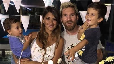 «ميسي» يحتفل مع زوجته بعيد ميلاد نجله «ماثيو»