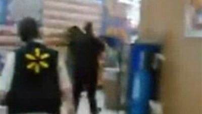 بالفيديو والصور.. شجار بين 30 شخصا بسبب فستان فتاة