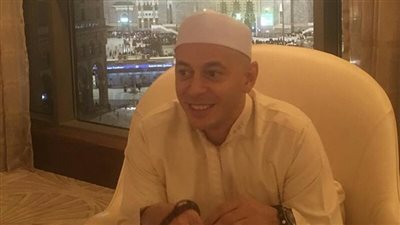 مصطفى شعبان يهنئ جمهوره من الأراضي المقدسة