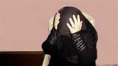 «ربة منزل» تستدرج طالبا جامعيا لممارسة الرذيلة فيسقط ضحية للسرقة