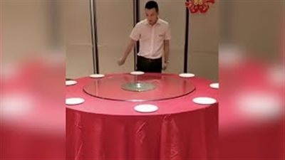 موظف فندق يستعرض مهاراته في ترتيب الطاولات (فيديو)