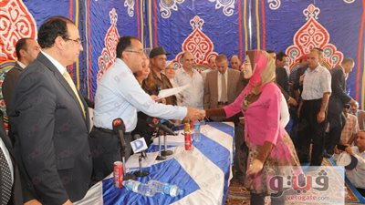 وزير الإسكان ومحافظ الدقهلية يسلمان وحدات الإسكان الاجتماعى بجمصة