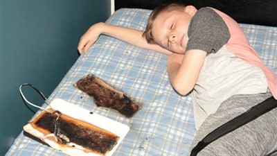 تابلت يحرق مرتبة سرير وصاحبه ينجو بأعجوبة (صور)