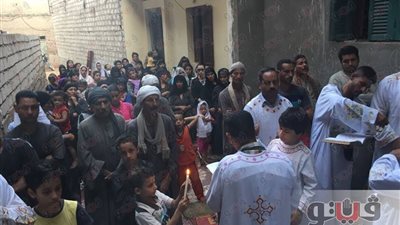 أقباط  «الفرن» يقيمون الصلاة بأحد شوارع العزبة في المنيا