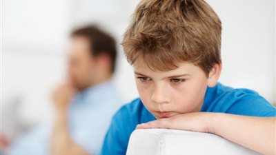 طبيب يقدم نصائح لعلاج الطفل مريض التوحد