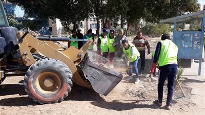 طلاب الوادي الجديد يشاركون في حملة نظافة بالشوارع (صور)