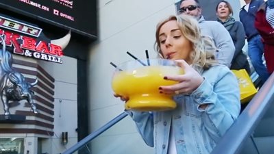 «حانة» تقدم مشروبات بأحجام لا تصدق (فيديو)