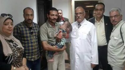 والد طفل يقطع طريق الكورنيش في الإسكندرية لعلاج نجله