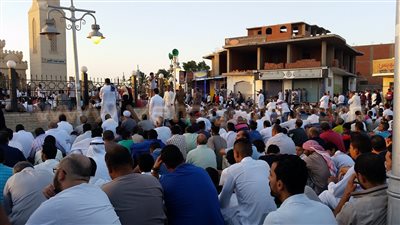 بالصور.. آلاف يؤدون صلاة عيد الأضحى بمسجد الميناء بالغردقة