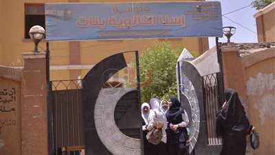 طلاب ثانوي بإسنا: «امتحان الكيمياء طويل والجغرافيا سهلة» (صور)