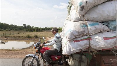 بالفيديو والصور.. أغرب الحمولات الزائدة على سيارات كمبوديا