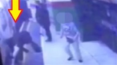 بالفيديو والصور.. رجل يلقى امرأة أمام مترو الأنفاق في لندن