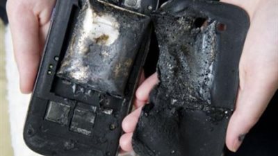 خبراء يكشفون سر انفجارات الهواتف الذكية: الشحن السريع وراء الظاهرة.. ترك «الموبايلات» في الشمس.. الشحن ليلا بالتيار الكهربائي.. وبعض «الهواتف» غير مميزة