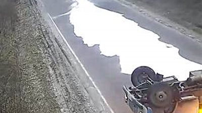 لحظة انقلاب شاحنة لبن على الطريق (فيديو وصور)