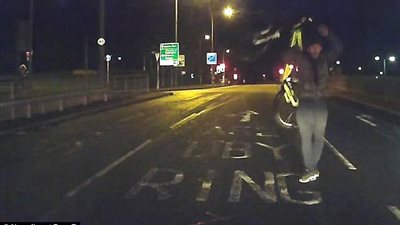 محتال يلقي نفسه أمام سيارة (فيديو وصور)