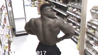 بالفيديو.. لاعب كمال أجسام يستعرض مهاراته بغرابة أمام كاميرا متجر