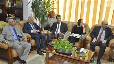 نائب رئيس جامعة قناة السويس يبحث التعاون مع وفد من منظمة اليونيدو