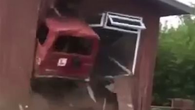 رجل يحطم منزلا باستخدام سيارته (فيديو وصور)