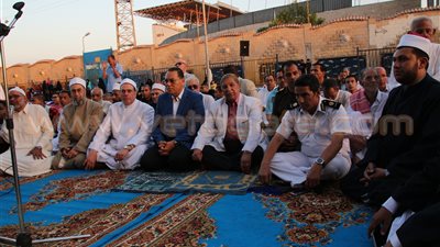 بالفيديو.. محافظ الإسماعيلية يؤدي صلاة العيد في ساحة استاد «الدراويش»