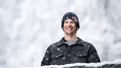 متهور يخاطر بحياته وينزلق من منحدر شبه رأسي (صور)