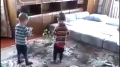 بالفيديو.. صدمة أم ألقى طفلاها الطين داخل المنزل