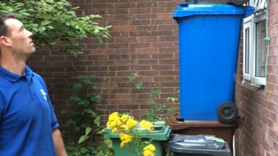 رجل يحاول دخول منزله بأغبى طريقة (فيديو)