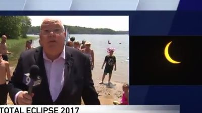 بالفيديو.. مراسل طقس عجوز يتأثر بمشاهدة الكسوف ويبكي على الهواء