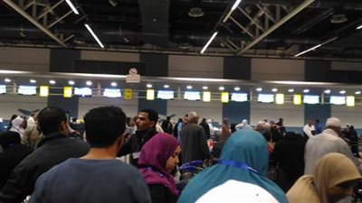 بالصور.. تسهيلات لكبار السن من المعتمرين بمطار القاهرة