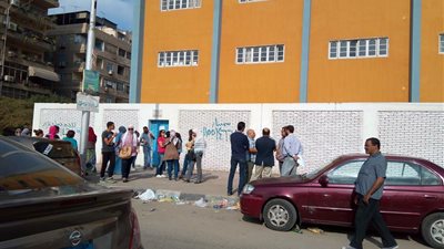 بالصور.. أولياء أمور تلاميذ «مصر الحديثة»: لن نتهاون مع المدير المتحرش