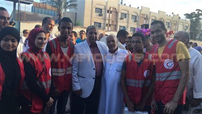 بالصور.. يس طاهر يقدم التهانى للمواطنين بساحة الإسماعيلي