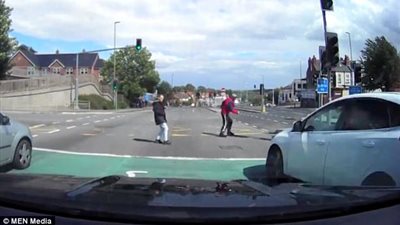 بالفيديو والصور.. رجل وامرأة ينجوان من حادث دهس مروع