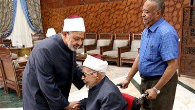 أكبر معمر أزهري يتبرع بمكتبته للأزهر الشريف