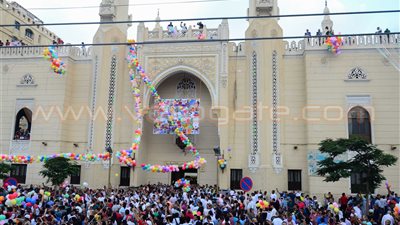 بالفيديو.. إلقاء البالونات على المصلين بمسجد الصديق في مصر الجديدة
